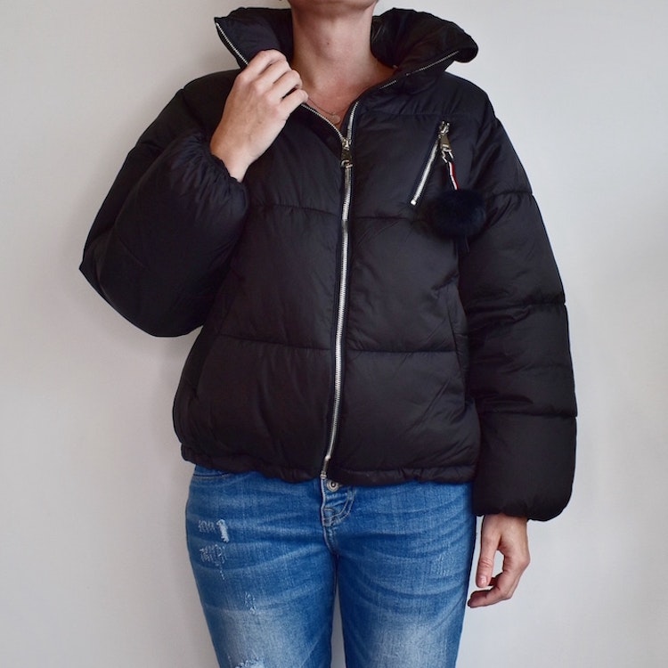 Vadderad jacka med hög krage SVART