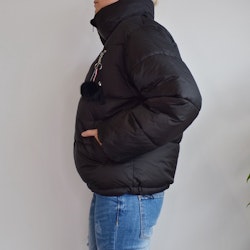 Vadderad jacka med hög krage SVART