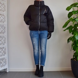 Vadderad jacka med hög krage SVART