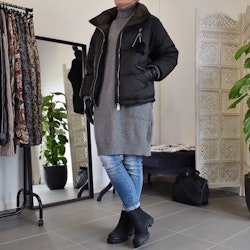 Vadderad jacka med hög krage SVART