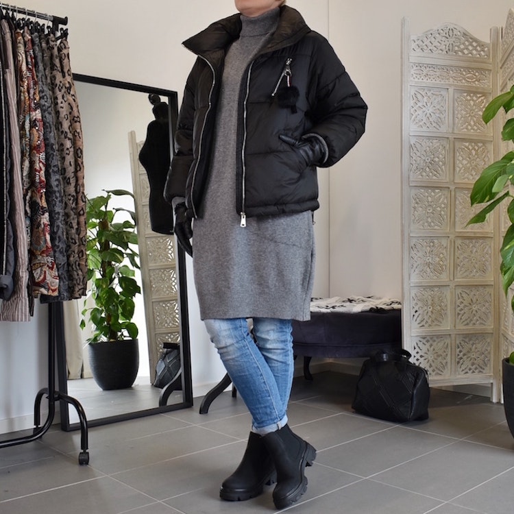 Vadderad jacka med hög krage SVART