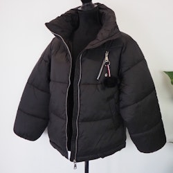 Vadderad jacka med hög krage SVART