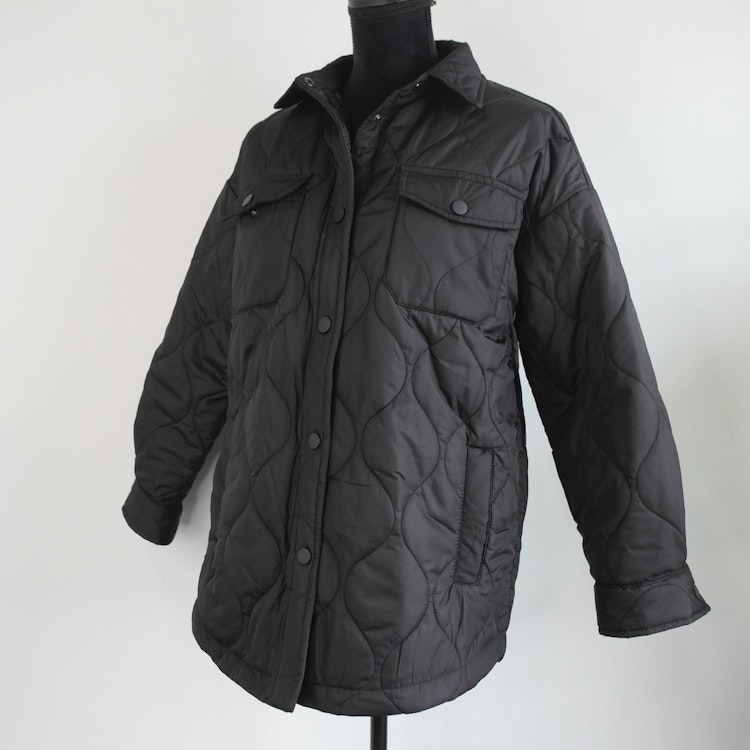 Quiltad jacka SVART