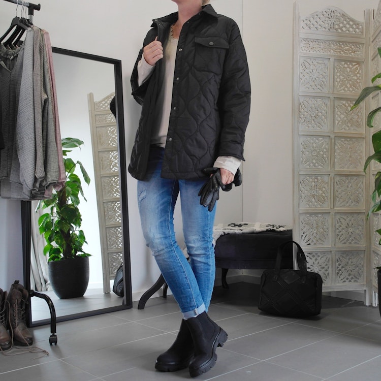 Quiltad jacka SVART