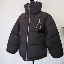 Vadderad jacka med hög krage SVART