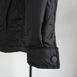 Quiltad jacka SVART