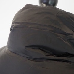 Vadderad jacka med hög krage SVART