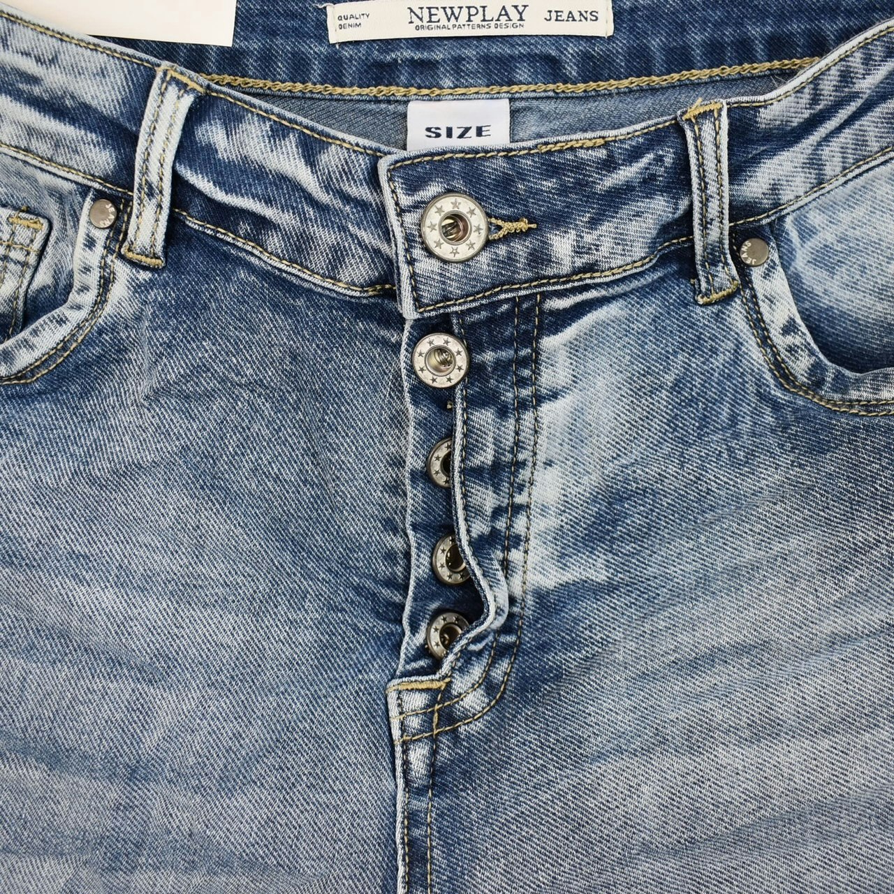 Jeans med knappar LJUS DENIM - Newplay - En Slags Verklighet