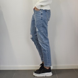 Mom Jeans SLITEN LJUS DENIM - Newplay