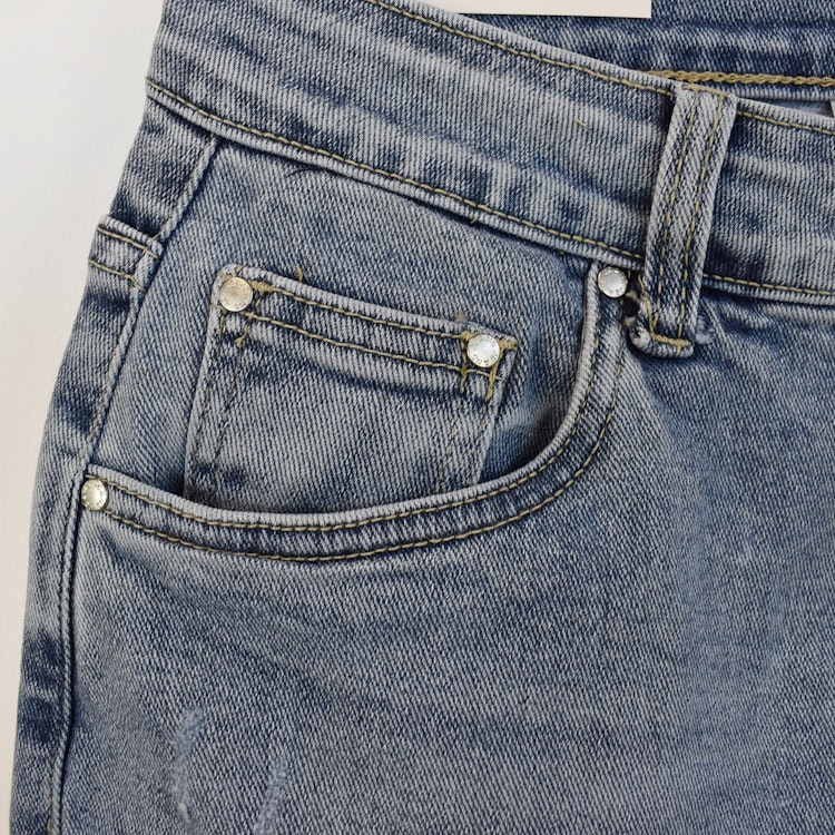 Mom Jeans SLITEN LJUS DENIM - Newplay