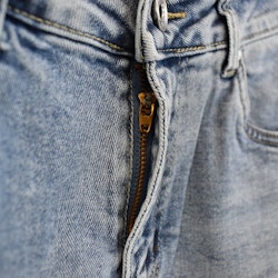 Mom Jeans SLITEN LJUS DENIM - Newplay