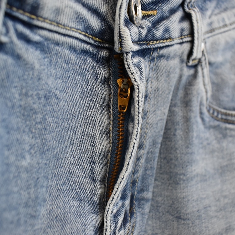 Mom Jeans SLITEN LJUS DENIM - Newplay