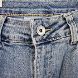 Mom Jeans SLITEN LJUS DENIM - Newplay