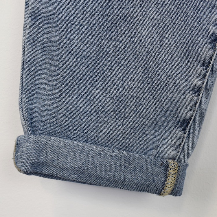 Mom Jeans SLITEN LJUS DENIM - Newplay