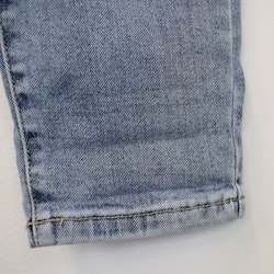 Mom Jeans SLITEN LJUS DENIM - Newplay
