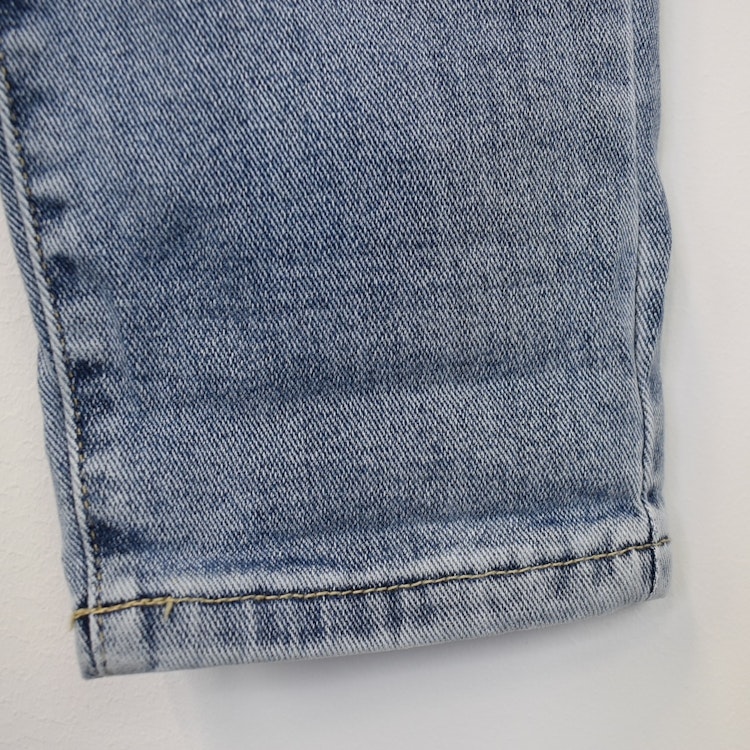 Mom Jeans SLITEN LJUS DENIM - Newplay
