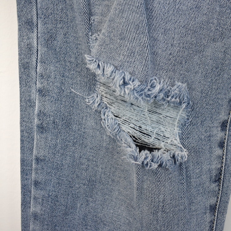 Mom Jeans SLITEN LJUS DENIM - Newplay