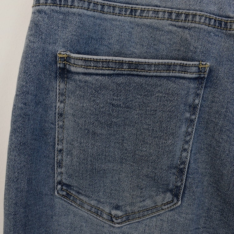 Mom Jeans SLITEN LJUS DENIM - Newplay