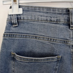 Mom Jeans SLITEN LJUS DENIM - Newplay