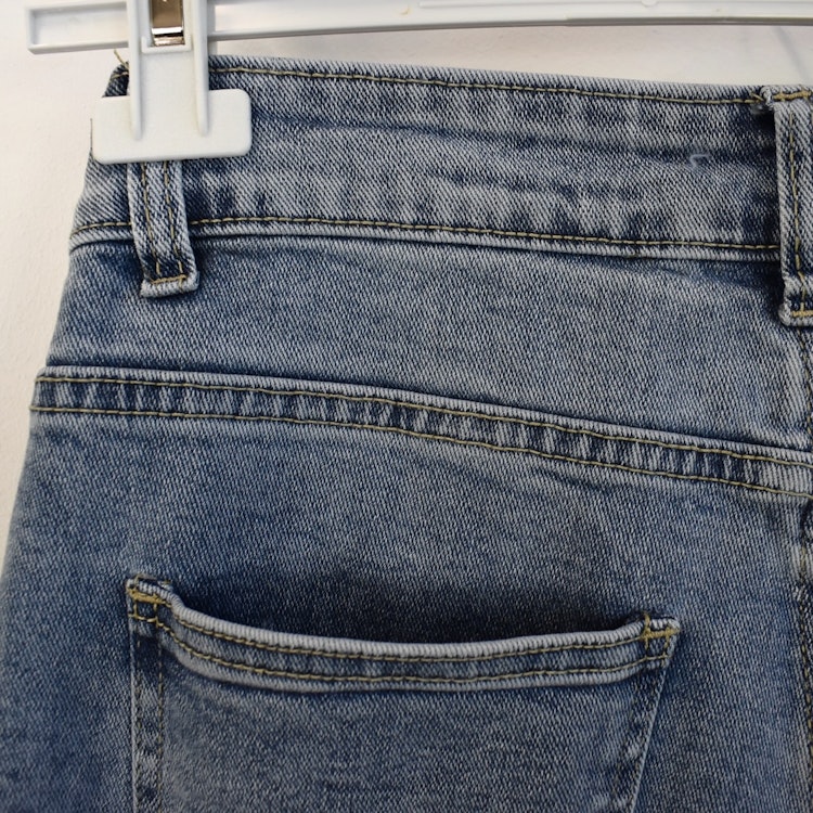 Mom Jeans SLITEN LJUS DENIM - Newplay