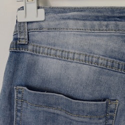 Jeans med dekorativa knappar LJUS DENIM - Place du Jour