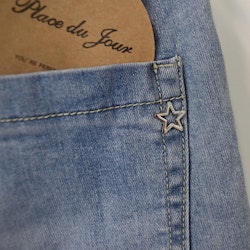 Jeans med dekorativa knappar LJUS DENIM - Place du Jour