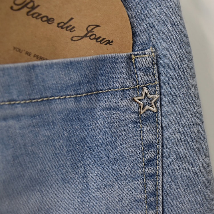 Jeans med dekorativa knappar LJUS DENIM - Place du Jour