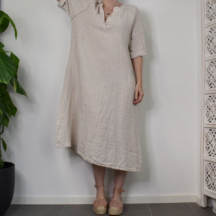 Linneklänning med spets LJUSBEIGE