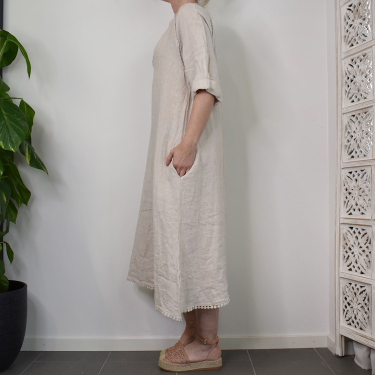Linneklänning med spets LJUSBEIGE