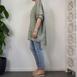 Storskjorta med broderier LJUS KAKI