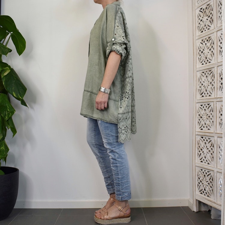 Storskjorta med broderier LJUS KAKI
