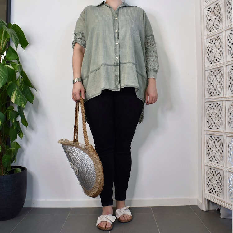 Storskjorta med broderier LJUS KAKI