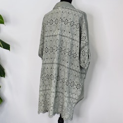Storskjorta med broderier LJUS KAKI