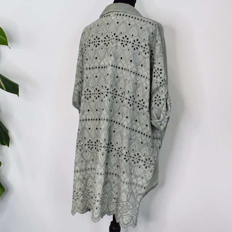 Storskjorta med broderier LJUS KAKI