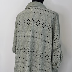 Storskjorta med broderier LJUS KAKI