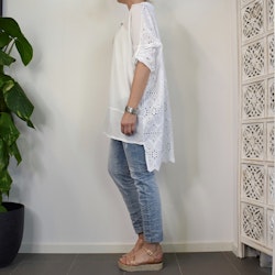 Storskjorta med broderier VIT