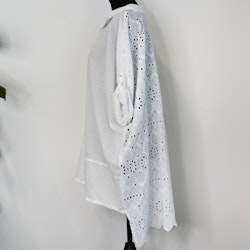 Storskjorta med broderier VIT
