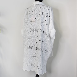 Storskjorta med broderier VIT