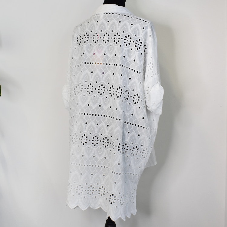 Storskjorta med broderier VIT