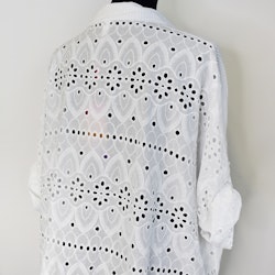 Storskjorta med broderier VIT
