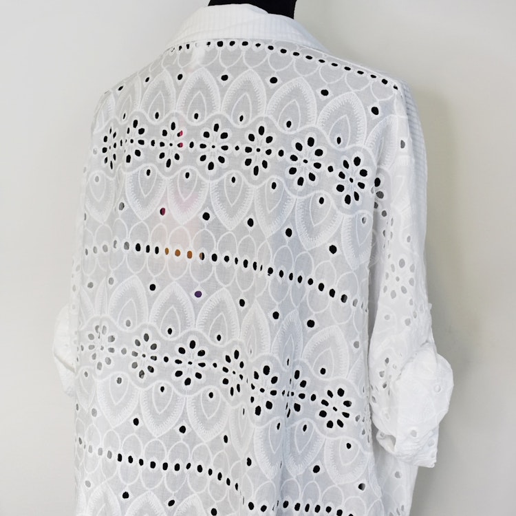 Storskjorta med broderier VIT