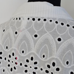 Storskjorta med broderier VIT