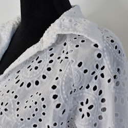 Blus med broderier VIT
