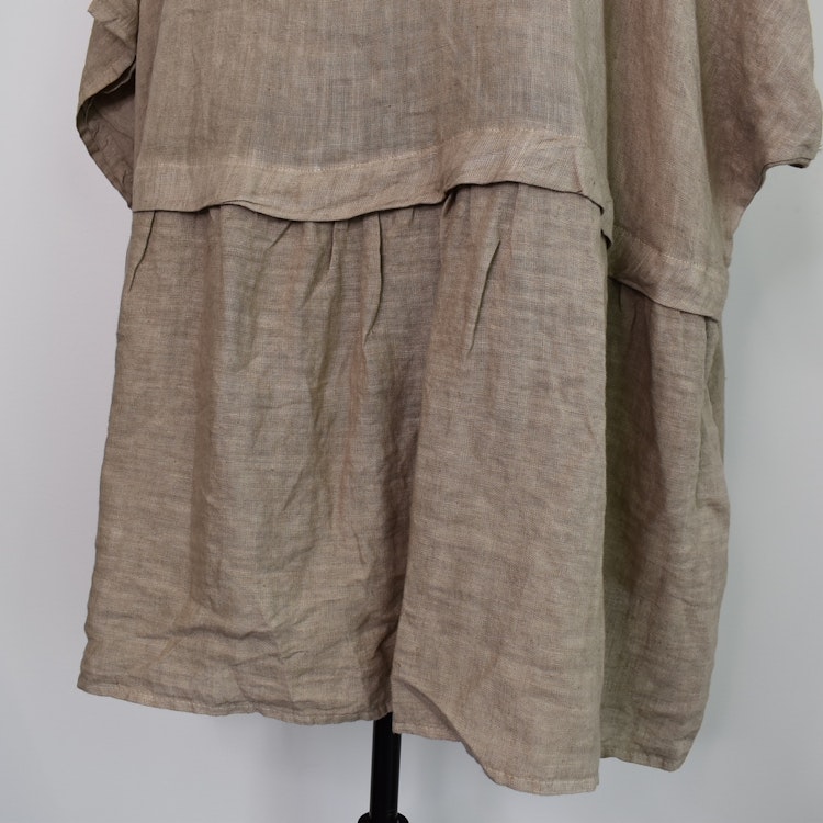Linnetunika med volang TAUPE
