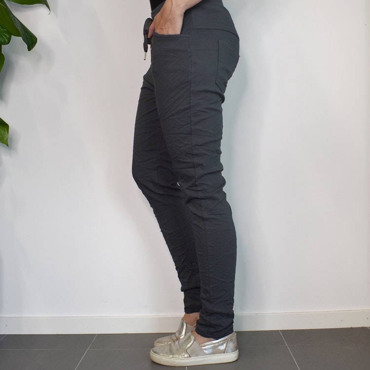 Stretchig Byxa Signe MÖRKGRÅ - Mix By Heart