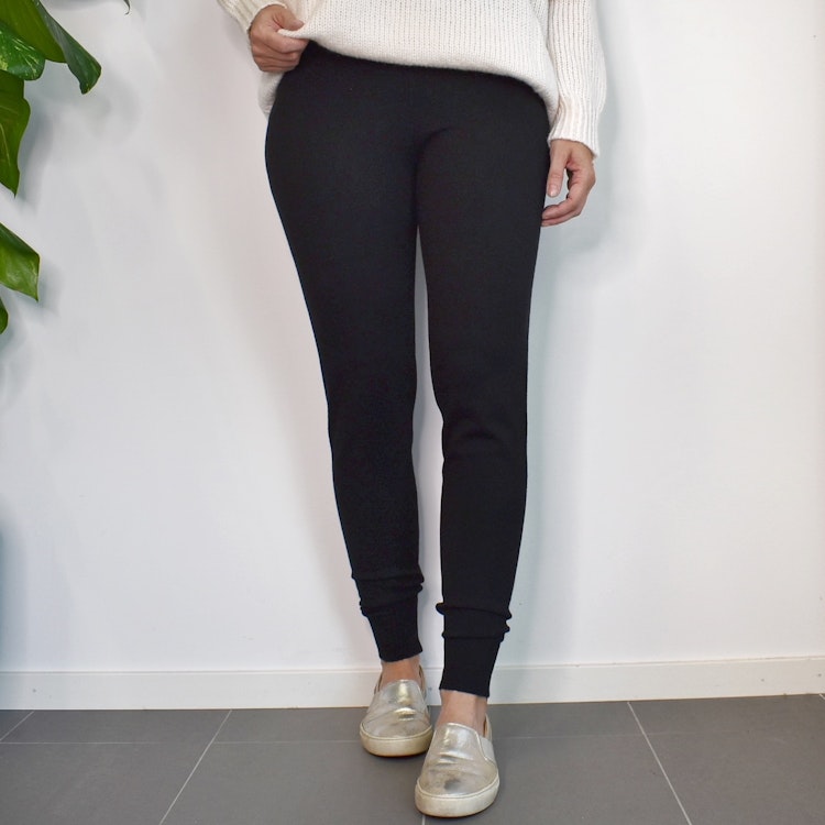 Finstickade leggings Timea SVART - Mix By Heart