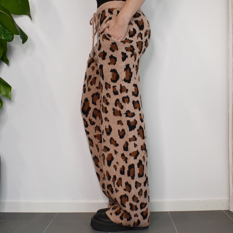 Stickad Vid Byxa Recycled LEOPARD