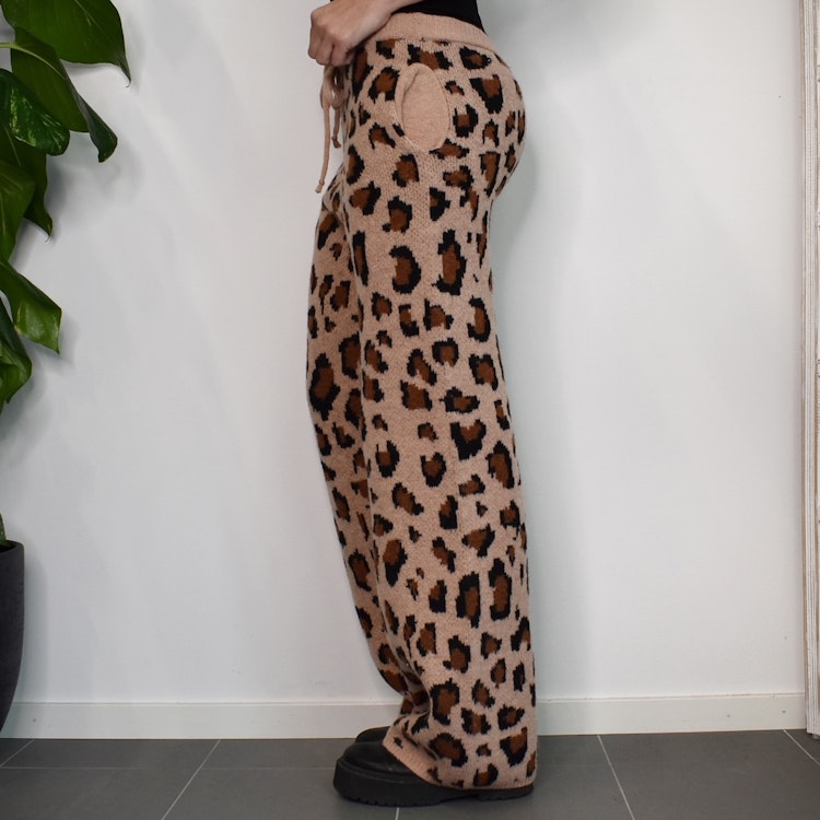 Stickad Vid Byxa Recycled LEOPARD