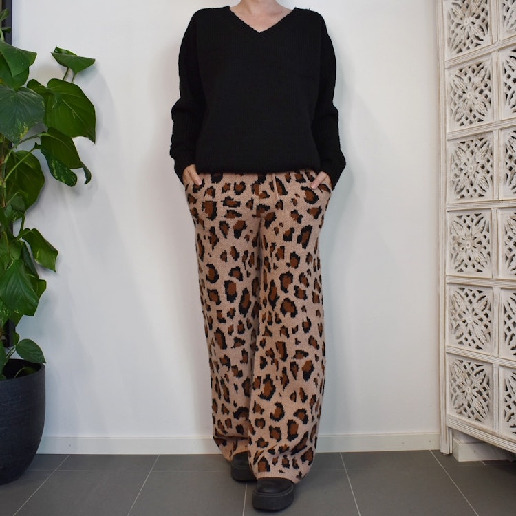 Stickad Vid Byxa Recycled LEOPARD