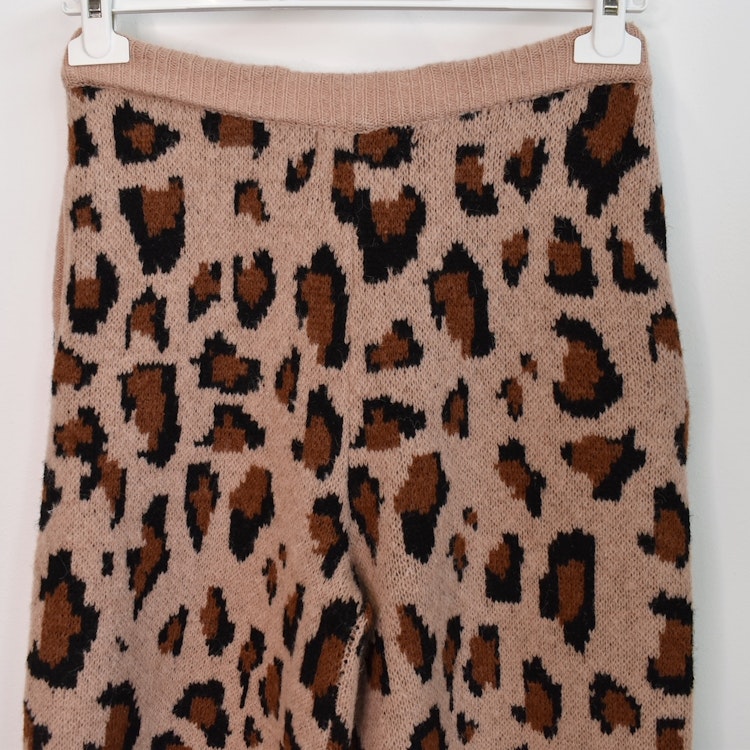 Stickad Vid Byxa Recycled LEOPARD